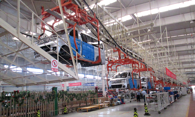 保定長安客車制造有限公司生產自動化系統生產線，共58個生產單元，206個生產工位流水作業。圖為近日在該公司總裝車間拍攝的自動抱具懸鏈。（陳蕾 攝）