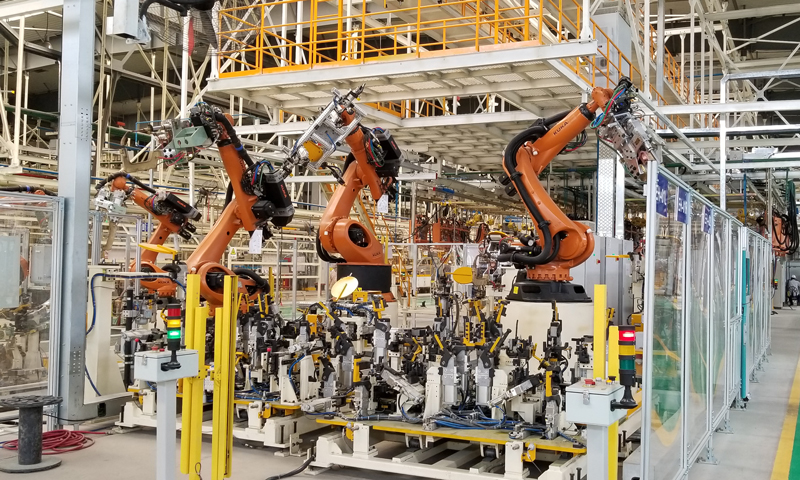 圖為近日在保定長安客車制造有限公司焊裝車間拍攝的機艙總成焊接機器人，完成對機艙焊接。（顧鵬 攝）