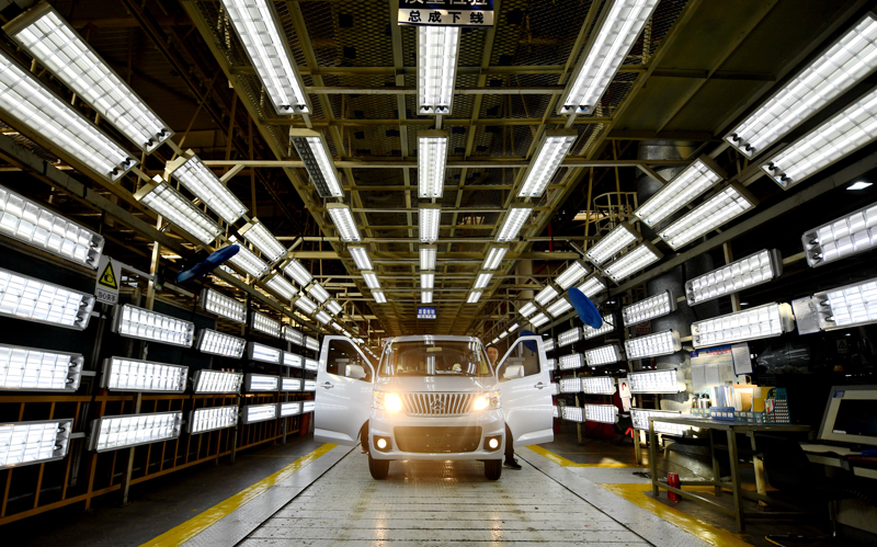 近年來，河北省定州市打造高新技術產業集群，助推當地經濟高質量發展。位于定州市經濟技術開發區的兵器裝備集團所屬保定長安客車制造有限公司深受其益，生產經營節節攀升。圖為11月19日，保定長安客車制造有限公司員工在生產線上進行質檢工作。（新華社記者 王曉 攝）