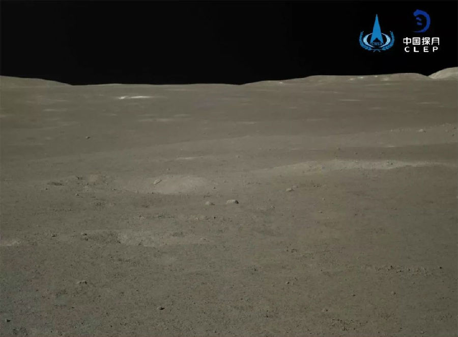 在本個月晝工作期，著陸器搭載的月表中子及輻射劑量探測儀、低頻射電頻譜儀等科學(xué)載荷將相繼開機(jī)，繼續(xù)對月表環(huán)境開展科學(xué)探測工作。“玉兔二號”月球車將繼續(xù)按照規(guī)劃路線行駛，在地質(zhì)環(huán)境復(fù)雜的月球背面留下更多“中國印記”。月球車搭載全景相機(jī)、測月雷達(dá)、紅外成像光譜儀、中性原子探測儀等科學(xué)載荷將相繼開展工作，在不同探測點進(jìn)行科學(xué)探測。圖為“玉兔二號”月球車搭載相機(jī)傳回畫面。