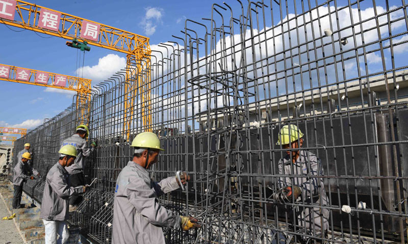 圖為11月19日，施工人員在玉磨鐵路景洪制梁場(chǎng)綁扎鋼筋。（新華社記者 楊宗友 攝）