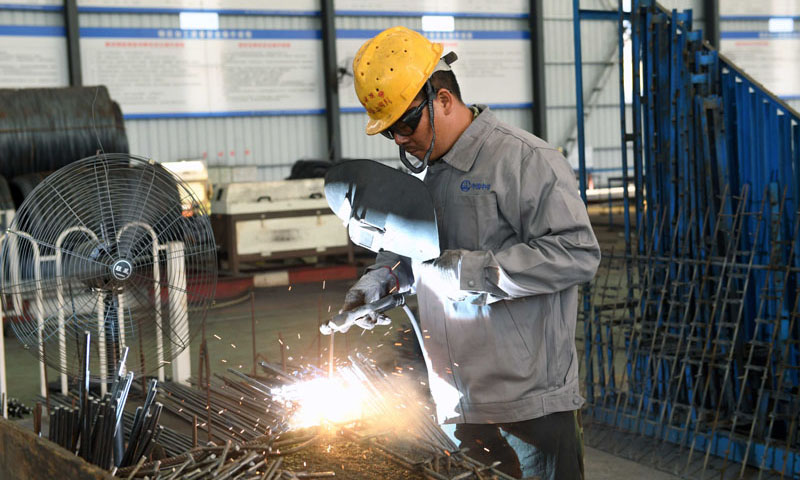 圖為11月19日，施工人員在玉磨鐵路景洪制梁場(chǎng)加工車間焊接鋼筋。（新華社記者 楊宗友 攝）