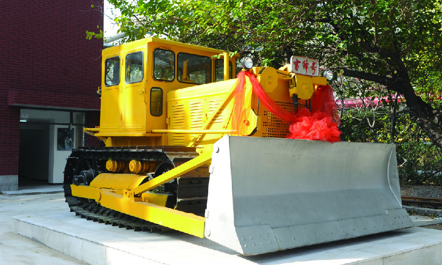 此次改擴(kuò)建后的鞍鋼雷鋒紀(jì)念館占地約1600平方米，分為廣場(chǎng)區(qū)、展覽區(qū)和影視區(qū)三個(gè)展區(qū)，圖為廣場(chǎng)區(qū)擺放的雷鋒曾經(jīng)駕駛過(guò)的斯大林80號(hào)推土機(jī)。