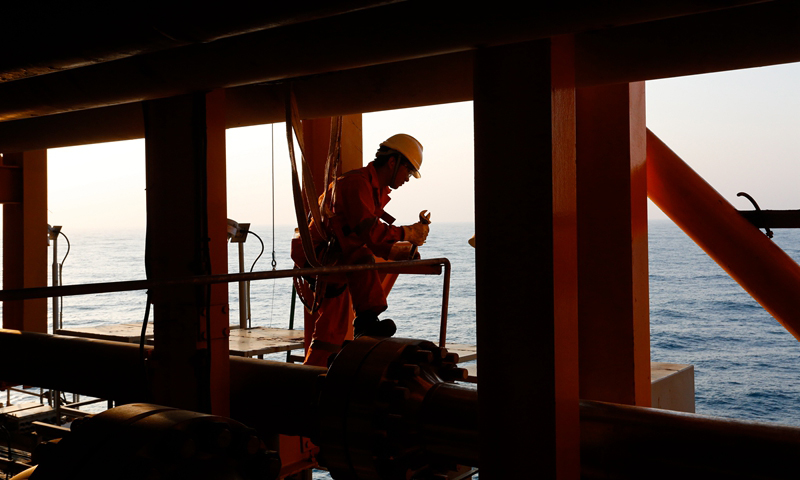 在拆解設(shè)備裝船前，作業(yè)人員對設(shè)備精密儀器和法蘭連接面等易損構(gòu)件進行專門保護，避免設(shè)備在運輸過程中遭受損傷。