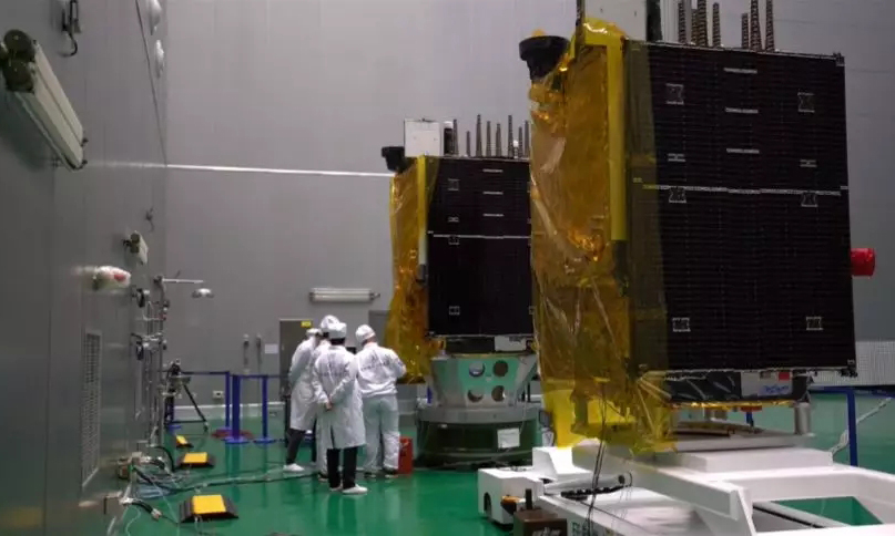 隨著北斗三號(hào)IGSO軌道衛(wèi)星的完美收官，北斗系統(tǒng)的全球組網(wǎng)也正式進(jìn)入沖刺階段。據(jù)了解，在今年年底前，還將進(jìn)行兩次發(fā)射。屆時(shí)北斗三號(hào)另外一個(gè)重要軌道——MEO中圓軌道也將完成建設(shè)。圖為航天科技工作人員進(jìn)行發(fā)射前的準(zhǔn)備工作。