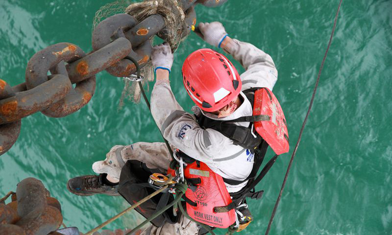 10月16日，“海洋石油921”號(hào)鉆井平臺(tái)進(jìn)行鉆井作業(yè)，面對(duì)頻繁拖航作業(yè)帶來(lái)的安全挑戰(zhàn)，平臺(tái)積極組織專業(yè)人員對(duì)拖航作業(yè)所需龍須鏈進(jìn)行探傷檢測(cè)。海油人與“龍”共舞，爭(zhēng)分奪秒增儲(chǔ)上產(chǎn)。圖為作業(yè)現(xiàn)場(chǎng)。