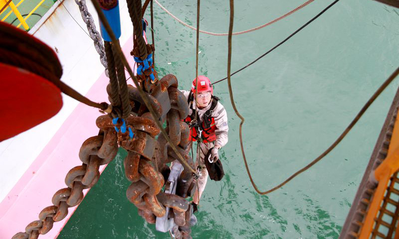 龍須鏈?zhǔn)倾@井平臺(tái)拖航作業(yè)關(guān)鍵設(shè)施，專業(yè)探傷檢測(cè)能夠發(fā)現(xiàn)龍須鏈內(nèi)部裂紋隱患，保證平臺(tái)拖航安全。圖為作業(yè)現(xiàn)場(chǎng)。