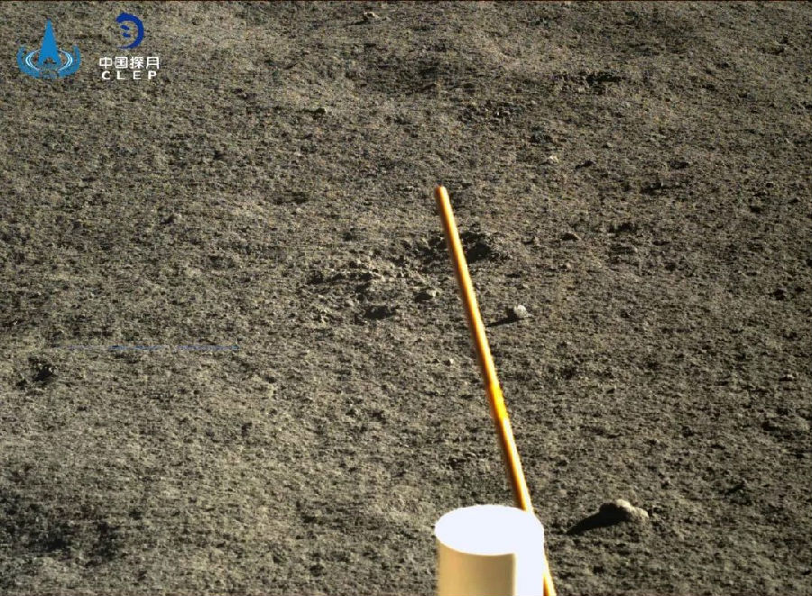 嫦娥四號著陸器順利通過第十個月夜極低溫考驗，于2019年10月23日5時11分自主喚醒，進入第十一月晝工作期。目前，平臺工況正常，能量平衡，地面各測控站和中心數(shù)據(jù)接收及處理正常。搭載月表中子及輻射劑量探測儀、低頻射電頻譜儀等科學(xué)載荷將陸續(xù)開機，繼續(xù)進行科學(xué)探測工作。