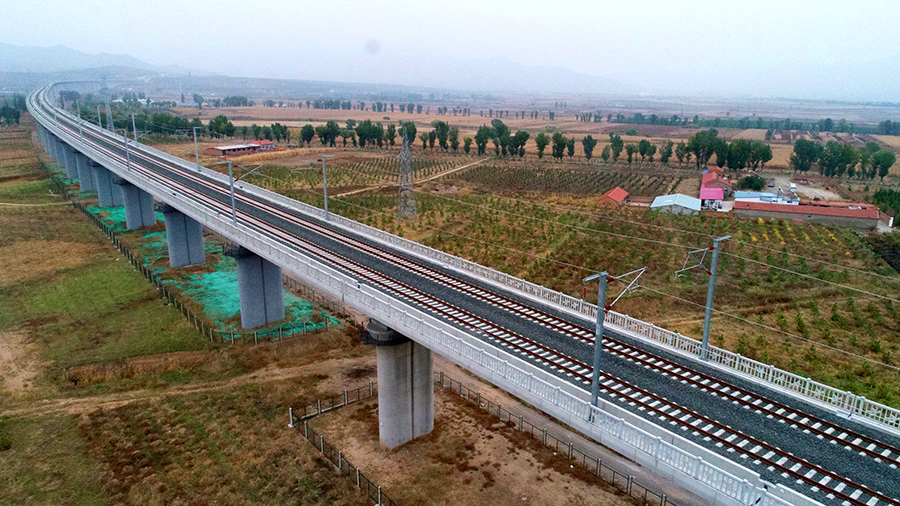 圖為軌道精調完工后大機精確搗固最后一公里有砟軌道施工現場。（曲志忠 攝）