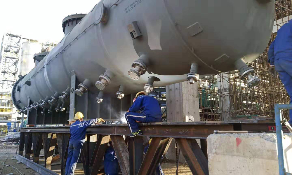 10月9日，中國(guó)化學(xué)工程大連恒力聚丙烯項(xiàng)目最難施工的裝置—— JPP二線第2反應(yīng)器順利吊裝成功。圖為中國(guó)化學(xué)工程工作人員為本次吊裝做準(zhǔn)備工作。