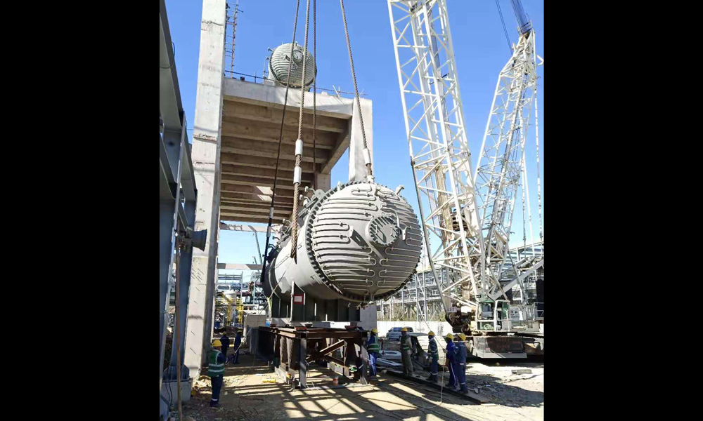 JPP二線第2反應(yīng)器設(shè)計(jì)每年運(yùn)行8000小時(shí)，可生產(chǎn)均聚物、無(wú)規(guī)共聚物、一般抗沖共聚物與R-TPO高抗沖共聚物。可加工成成型產(chǎn)品、板材、薄膜、纖維或其他形式的產(chǎn)品，適用于各種應(yīng)用領(lǐng)域，包括汽車和家電等行業(yè)。圖為JPP二線第2反應(yīng)器吊裝現(xiàn)場(chǎng)。