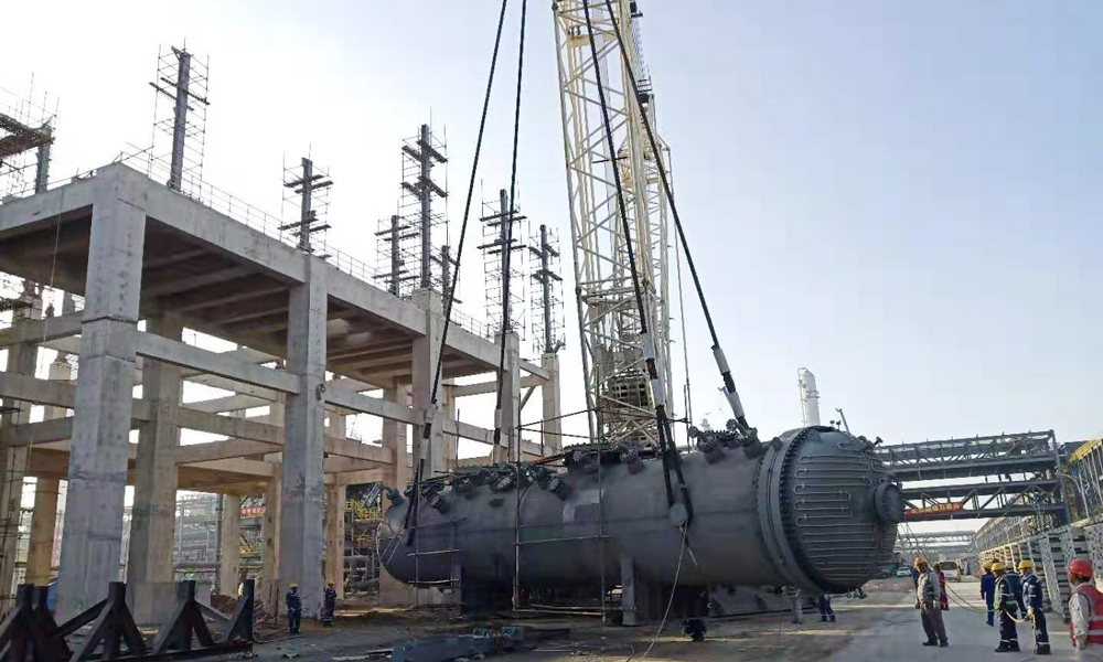 圖為JPP二線第2反應(yīng)器吊裝現(xiàn)場(chǎng)。