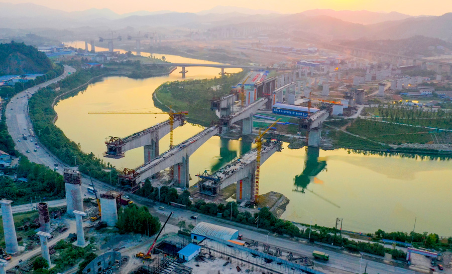 圖為夕陽下的舞水灣特大橋。