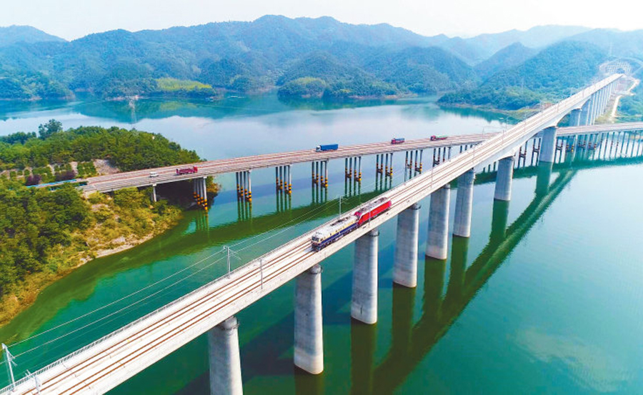 近日，由中國(guó)鐵建所屬鐵四院設(shè)計(jì)，中鐵十一局、中鐵十二局、中國(guó)鐵建大橋局、中鐵十五局、中鐵十七局、中國(guó)鐵建電氣化局等單位參建的漢十高鐵全線開(kāi)始聯(lián)調(diào)聯(lián)試。該高鐵是武（漢）西（安）高鐵乃至我國(guó)中西部客運(yùn)專(zhuān)線的重要組成部分，線路全長(zhǎng)399公里，設(shè)計(jì)時(shí)速350公里。通車(chē)后，武漢到十堰的列車(chē)運(yùn)行時(shí)間將比目前節(jié)省至少50%，全程最快只需1小時(shí)50分鐘。圖為檢測(cè)車(chē)通過(guò)十堰市丹江口庫(kù)區(qū)浪河特大橋。（營(yíng)蒙蒙 攝）