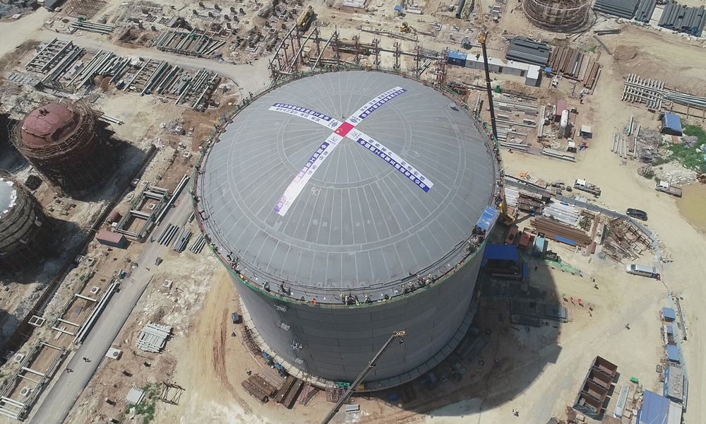 8月22日上午，經(jīng)過3個(gè)多小時(shí)作業(yè)，中國化學(xué)工程所屬華陸科技EPC總承包的萬華化學(xué)集團(tuán)股份有限公司聚氨酯產(chǎn)業(yè)鏈一體化乙烯項(xiàng)目——乙烯罐區(qū)低溫罐組5萬方乙烯儲(chǔ)罐氣壓升頂順利完成。萬華低溫罐項(xiàng)目乙烯罐為華陸科技自主設(shè)計(jì)計(jì)算，擁有多項(xiàng)專有技術(shù)。據(jù)了解，乙烯罐的設(shè)計(jì)形式為雙金屬全容罐，罐頂采用經(jīng)緯線結(jié)構(gòu)，設(shè)計(jì)采用國際標(biāo)準(zhǔn)API620，主體材料采用ASME SA-553 Type-I，拱頂梁采用Q345E，蒙皮板材料采用16MDR，拱頂高度10076mm，直徑49米，升頂總配重約300噸。