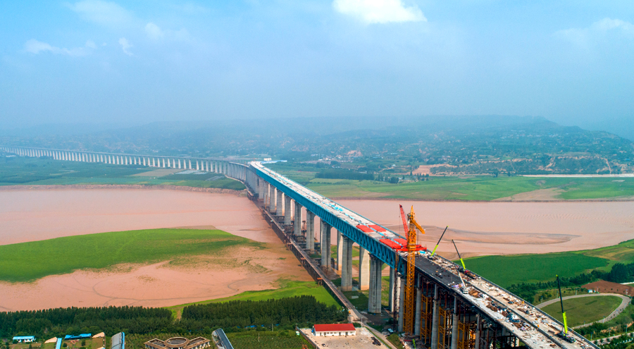 8月9日，由中國鐵建大橋局四公司施工的蒙華鐵路三門峽黃河公鐵兩用大橋南引橋公路連續梁右幅澆筑完成，標志著大橋鐵路梁、公路梁全部貫通。圖為正在建設中的蒙華鐵路三門峽黃河公鐵兩用大橋。