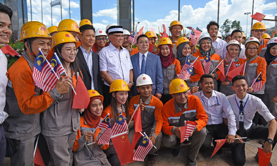 聯(lián)合鋼鐵項(xiàng)目尊重當(dāng)?shù)匚幕?xí)俗和宗教信仰，充分保障本地員工的工作、生活及宗教活動(dòng)需求；組織馬來西亞籍員工到中國(guó)進(jìn)行技能培訓(xùn)，不斷加強(qiáng)馬來西亞產(chǎn)業(yè)技術(shù)人才的培養(yǎng)與儲(chǔ)備，讓當(dāng)?shù)乩习傩照嬲龔钠髽I(yè)的發(fā)展中受益。圖為馬來西亞彭亨州州務(wù)大臣同中馬兩國(guó)員工共同慶祝項(xiàng)目投產(chǎn)。