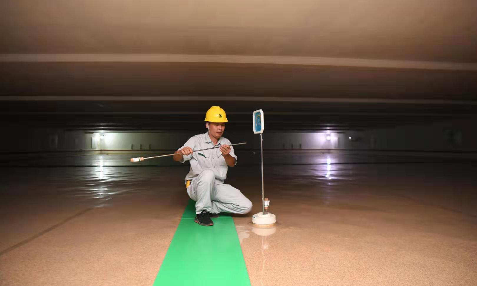 圖為7月30日，中儲(chǔ)糧寧鄉(xiāng)直屬庫工作人員在單薄膜壓蓋倉中的糧溫對(duì)照點(diǎn)查看糧食的溫度。糧倉中設(shè)置糧溫對(duì)照點(diǎn)是為了用傳統(tǒng)的手動(dòng)測(cè)溫桿檢測(cè)測(cè)溫傳感器的準(zhǔn)確性。（新華社記者 薛宇舸 攝）