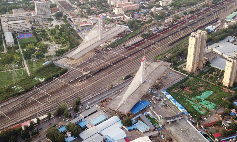 圖為7月29日，轉(zhuǎn)體前的保定市樂凱大街橫跨京廣鐵路大橋。（新華社記者 牟宇 攝）