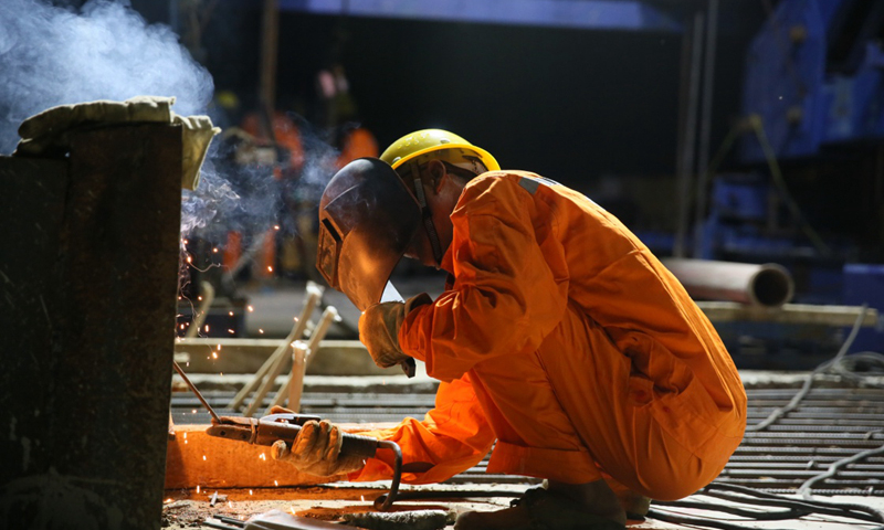 隨著最后一個合龍節段混凝土的澆筑，中老鐵路老撾瑯勃拉邦湄公河特大橋28日成功合龍，實現全橋貫通，比計劃工期提前7個月。圖為7月27日，中國中鐵八局工人在中老鐵路老撾瑯勃拉邦湄公河特大橋上焊接，為28日的合龍做準備。新華社發（熊天澤 攝）