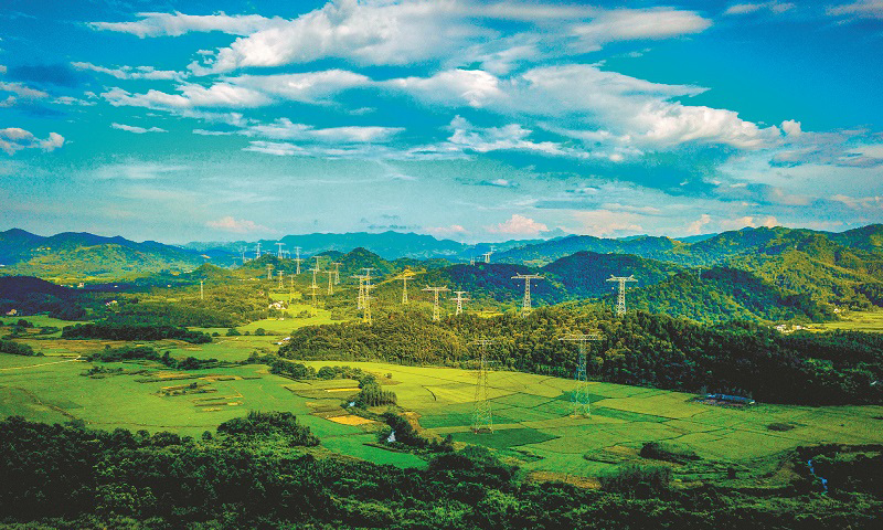 安徽省地處華東西部，是西部清潔能源輸送華東負(fù)荷中心的必由之路，全境有特高壓線路2726千米，118條特（超）高壓線路，在境內(nèi)共形成池州九華、宣城宣廣、蕪湖南陵等3處密集通道。圖為安徽省池州青陽(yáng)山區(qū)九華特高壓密集通道。