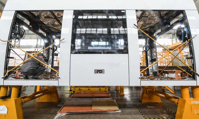 圖為7月25日，中車長春軌道客車股份有限公司工人在車間內為以色列特拉維夫紅線輕軌項目車輛接線。（新華社記者 王昊飛 攝）