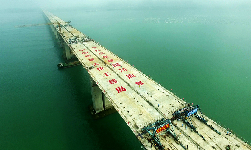 該橋下層為設計時速200公里的雙線I級鐵路，上層為設計時速100公里的雙向6車道高速公路。圖為平潭海峽公鐵兩用大橋最后一個連續(xù)剛構公路梁合龍。