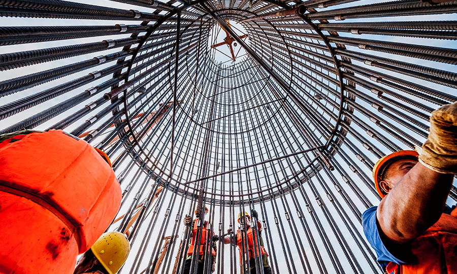 圖為大直徑鋼筋籠吊放作業(yè)。