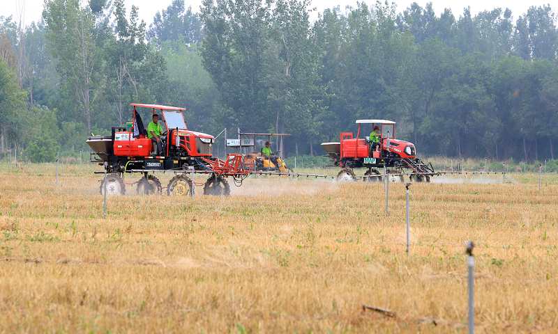 機械化作業解放了大量勞動力，加快了土地流轉進程，實現了資源的高效合理利用。圖為正在進行田間作業的自走式高架打藥機。（中化集團 供圖）