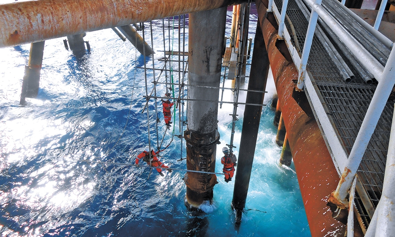 近日，持續(xù)的高溫天氣絲毫沒(méi)有影響員工的工作狀態(tài)，他們堅(jiān)守崗位保障安全生產(chǎn)。圖為7月5日，中國(guó)海油陸豐13-1平臺(tái)順利完成平臺(tái)開(kāi)排沉箱D-900漏熱氣點(diǎn)修復(fù)作業(yè)。現(xiàn)場(chǎng)生產(chǎn)人員和陸地主管齊心協(xié)力，解決了一直以來(lái)困擾平臺(tái)生產(chǎn)的難題，保障了油田的產(chǎn)量和油井的生產(chǎn)時(shí)率，消除了隱患，確保了設(shè)備的完整性。