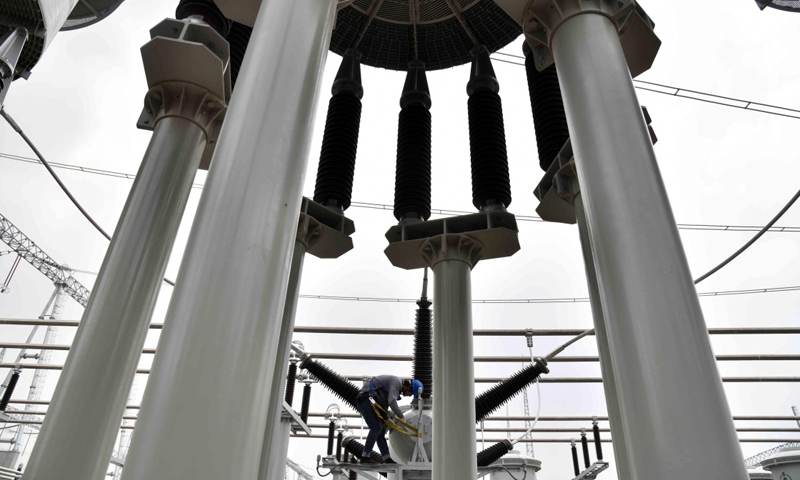 山東省棗莊1000千伏特高壓交流輸變電工程是國家重點項目“濰坊－臨沂－棗莊－菏澤－石家莊”1000千伏特高壓交流輸變電工程的重要組成部分，目前正在緊張建設中。圖為7月11日，工作人員在棗莊1000千伏特高壓變電站作業。（新華社記者 郭緒雷 攝）