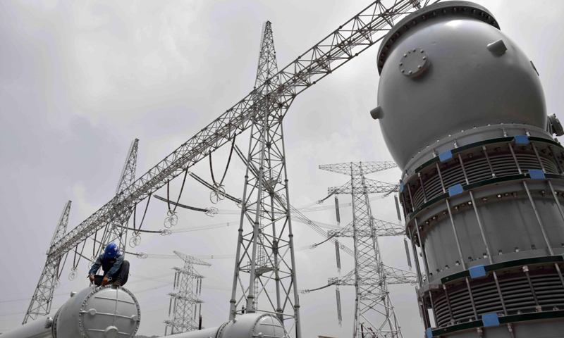 該工程全面采用我國自主開發的特高壓交流輸電技術和裝備，建成后將有效緩解山東用電緊張局面。圖為7月11日，工作人員在棗莊1000千伏特高壓變電站作業。（新華社記者 郭緒雷 攝）