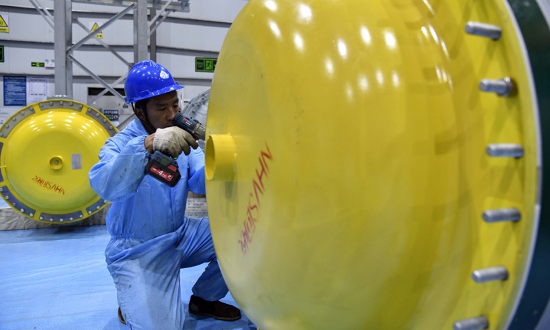 圖為7月11日，工作人員在棗莊1000千伏特高壓變電站作業。（新華社記者 郭緒雷 攝）