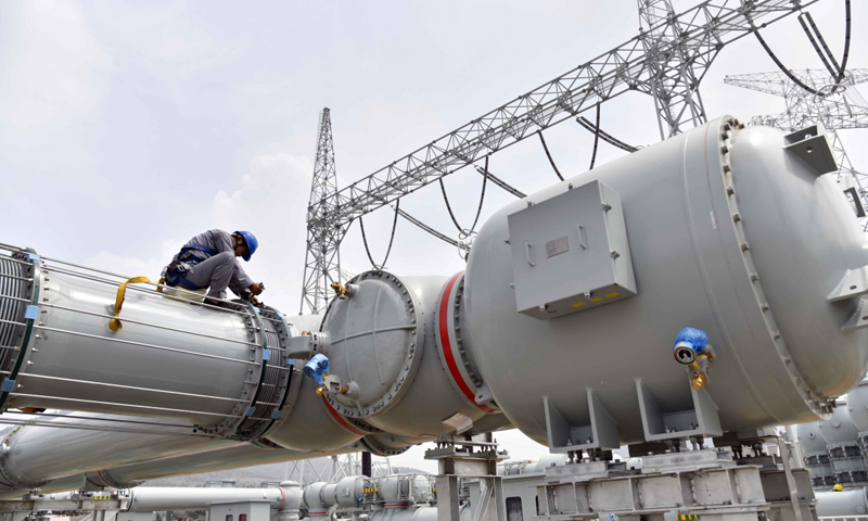 圖為7月11日，工作人員在棗莊1000千伏特高壓變電站作業。（新華社記者 郭緒雷 攝）