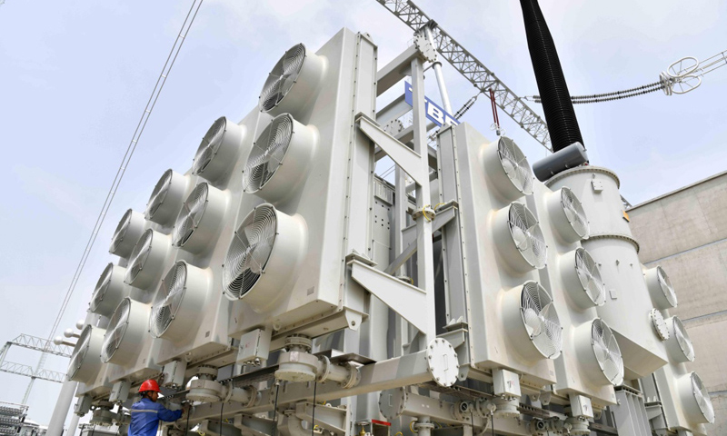 圖為7月11日，工作人員在棗莊1000千伏特高壓變電站作業。（新華社記者 郭緒雷 攝）