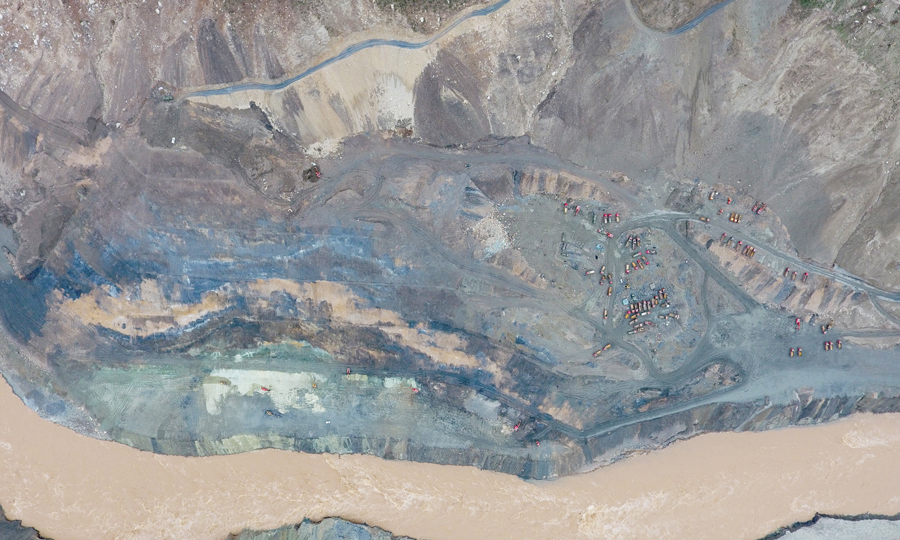 自6月2日開工以來，該局490多名干部職工堅(jiān)守工作崗位，在川西高原晝夜鏖戰(zhàn)40天，成功將左岸殘?bào)w開挖至2915高程，彰顯了央企力量，創(chuàng)造了安能速度。圖為7月12日，無人機(jī)航拍的施工現(xiàn)場(chǎng)。