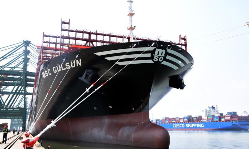 7月8日，世界載箱量最大的集裝箱船舶“地中海古爾松”輪在天津港正式開啟首航之旅。這艘剛剛于7月4日下水的海上巨輪，在天津港完成3000余標(biāo)準(zhǔn)箱的外貿(mào)出口作業(yè)后，將途經(jīng)多個(gè)港口，前往西北歐地區(qū)。圖為7月8日，“地中海古爾松”輪停泊在天津港太平洋國際集裝箱碼頭。（新華社記者 張宇琪 攝）