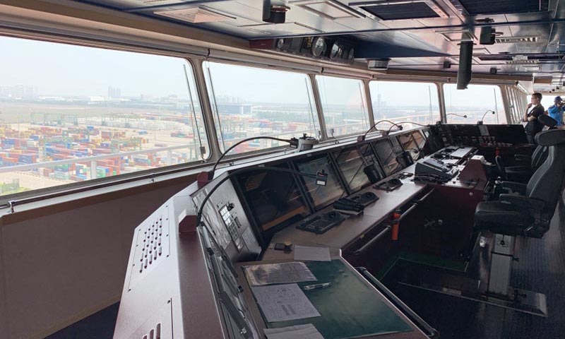 據(jù)為該船提供攬貨服務(wù)的利勝地中海航運(yùn)（上海）有限公司董事總經(jīng)理朱競透露，天津港是中國北方門戶港口，輻射廣闊的內(nèi)陸腹地，而且航道、泊位條件均適合停靠，所以‘地中海古爾松’輪將首航選在了天津港。圖為7月8日拍攝的“地中海古爾松”輪駕駛室。（新華社記者 毛振華 攝）