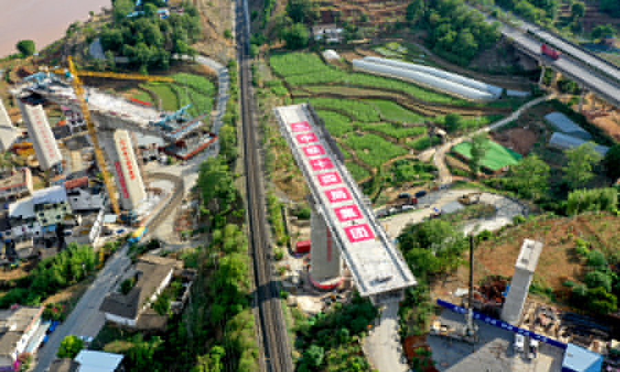 中國鐵建所屬中鐵十四局建設者介紹，他們需要先預制好高40米、長86米的“T”字形的墩身橋梁結構，然后借助橋墩下部的球鉸裝置，在一個半小時的鐵路“天窗”作業時間內，緩緩轉動橋梁，使之與相鄰的橋面吻合。圖為大橋轉體中。