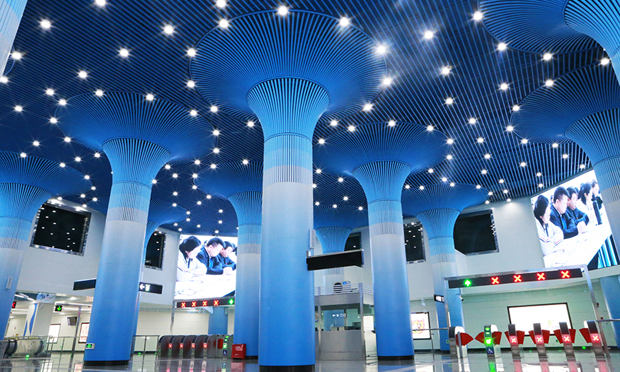 烏魯木齊軌道交通1號線南起三屯碑站，北至國際機場站，線路長27.6公里，設站21座，途經4個中心城區，于2014年3月開工建設，工程北段于2018年10月25日開通。圖為烏魯木齊地鐵1號線鐵路局站。