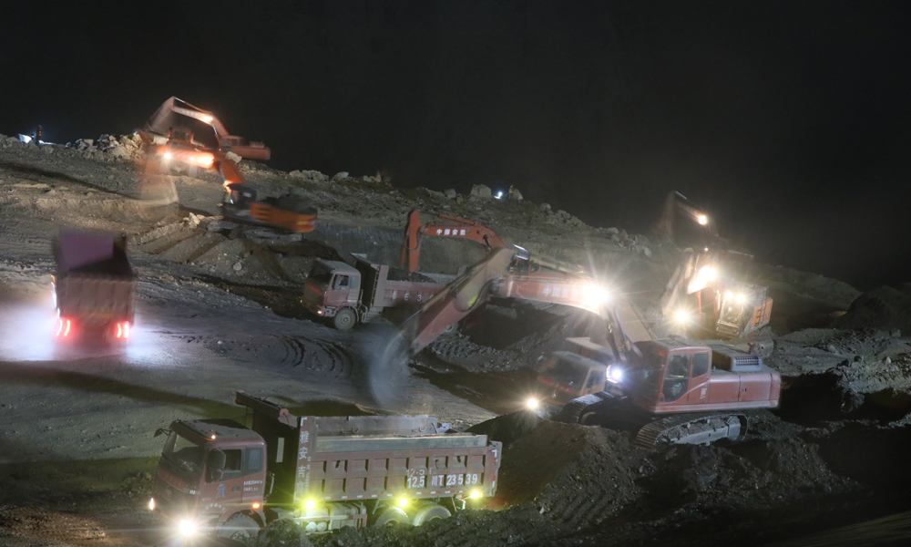 圖為6月16日拍攝的夜間施工現(xiàn)場。（李明 攝）