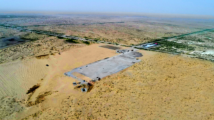 日前，由中國鐵建所屬中鐵十四局承建，地處世界第二大沙漠——塔克拉瑪干沙漠南部邊緣的和若鐵路全線唯一沙漠制梁場且末梁場開工建設(shè)。圖為制梁場一隅。