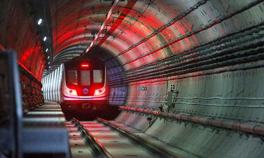 6月23日，隨著列車(chē)穿越黃河，標(biāo)志著由中國(guó)鐵建所屬中鐵十四局參建的蘭州軌道交通1號(hào)線(xiàn)全線(xiàn)開(kāi)通試運(yùn)營(yíng)，這是甘肅省首條地鐵，也是國(guó)內(nèi)首條穿越黃河的地鐵線(xiàn)路。圖為地鐵穿越黃河隧道。（范成濤 攝）