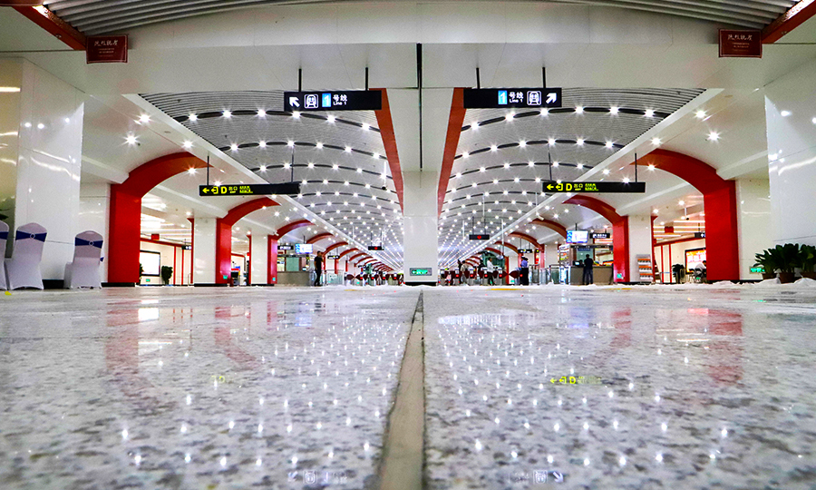 蘭州市軌道交通1號(hào)線(xiàn)一期工程?hào)|起城關(guān)區(qū)東崗站，西至西固區(qū)陳官營(yíng)站，東西橫貫蘭州市主城區(qū)，全線(xiàn)長(zhǎng)約25.9公里，共設(shè)20座車(chē)站。圖為亞洲第三大車(chē)站——東方紅站。