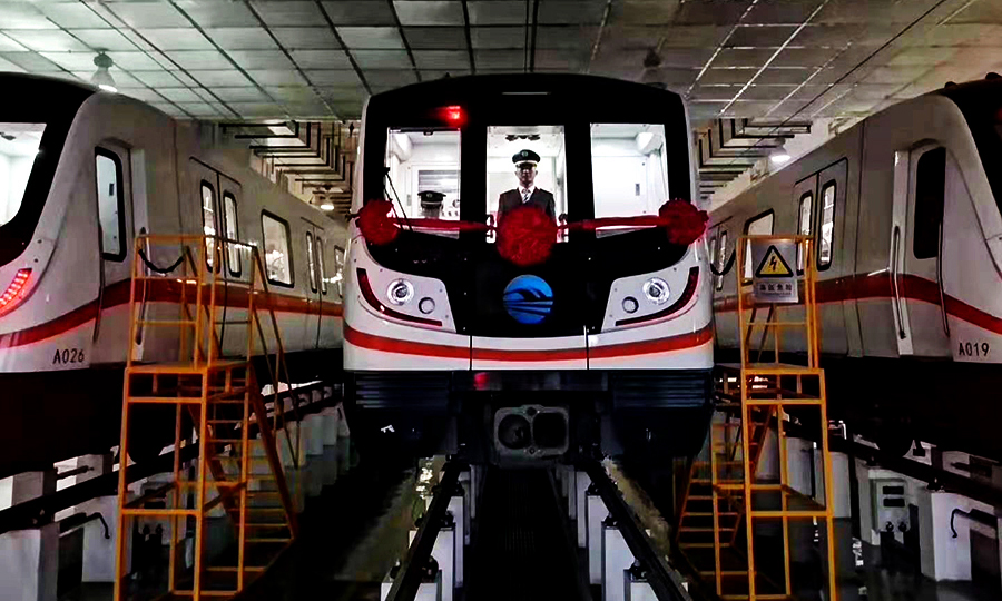 該工程四次下穿黃河上游蘭州段主河道，分別位于深安大橋南站至蘭州城市學(xué)院（省科技館）站、蘭州海關(guān)站至馬灘站兩個(gè)區(qū)間，地處七里河斷陷盆地內(nèi)，這種地層具有高滲透性和大孔隙等特征，不但穩(wěn)定性差，而且含有大塊的硬質(zhì)漂石，對(duì)施工是極為嚴(yán)峻的考驗(yàn)。圖為待發(fā)的列車(chē)。（范成濤 攝）