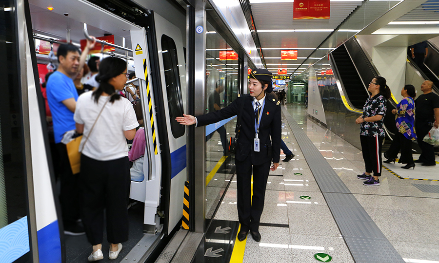 蘭州軌道交通1號(hào)線(xiàn)的建成拓展了蘭州的發(fā)展空間，助推了蘭州經(jīng)濟(jì)的發(fā)展。圖為站務(wù)員解答乘客疑問(wèn)。（范成濤 攝）