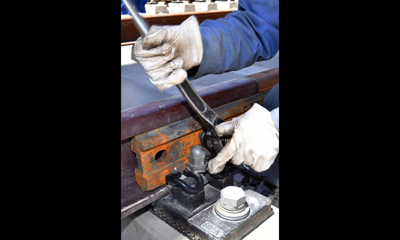 圖為6月6日，負(fù)責(zé)鋪軌的中鐵十一局集團(tuán)的建設(shè)者在現(xiàn)場(chǎng)作業(yè)。（新華社記者 覺(jué)果 攝）