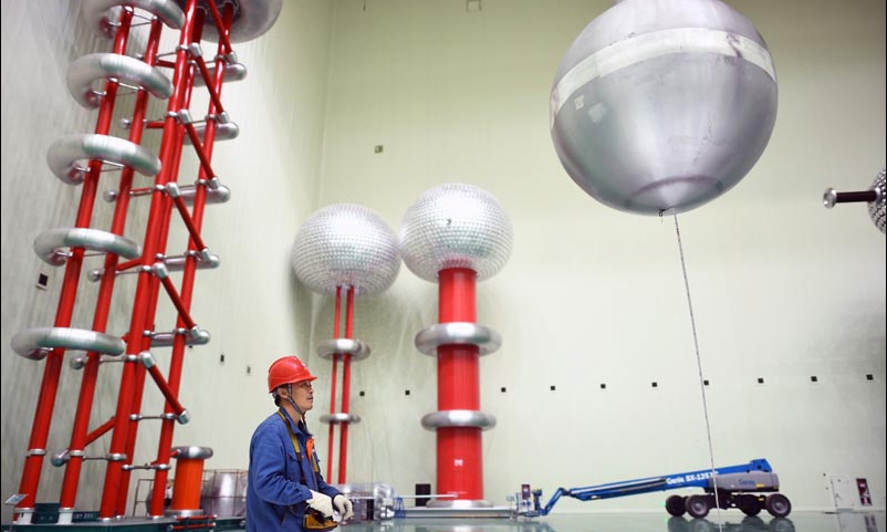 5月9日，國家電網青海省電力公司電力科學研究院在位于青海省西寧市的高海拔高電壓實驗室高壓實驗大廳內開展高海拔高干環境下±800千伏特高壓閥廳空氣凈距試驗研究。圖為5月9日，國家電網青海省電力公司電力科學研究院工作人員宋琳在高壓實驗大廳內調試設備。（新華社記者 張宏祥 攝）