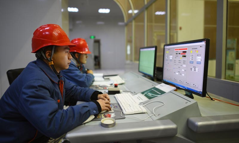 該項研究對青海-河南±800千伏特高壓直流工程的順利實施提供技術支撐，同時對我國高海拔地區超高壓、特高壓輸變電設備相關課題研究具有重要意義。圖為5月9日，國家電網青海省電力公司電力科學研究院工作人員茍廷韜（左）在高壓實驗大廳內查看實驗數據。（新華社記者 張宏祥 攝）