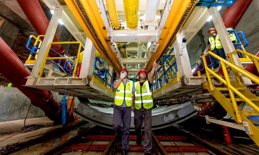 近日，中國鐵建所屬中鐵二十二局軌道公司廣州地鐵18號和22號線項目通過加長洞門鋼環(huán)寬度，在鋼環(huán)內圈安裝盾尾密封刷進行注脂，實現(xiàn)了洞門雙重止水效果，有效克服了廣州市富水沙層盾構始發(fā)的技術難題。日前，該項目部首臺大直徑泥水盾構機始發(fā)。圖為技術人員在討論解決方案。（桂天奇 攝）